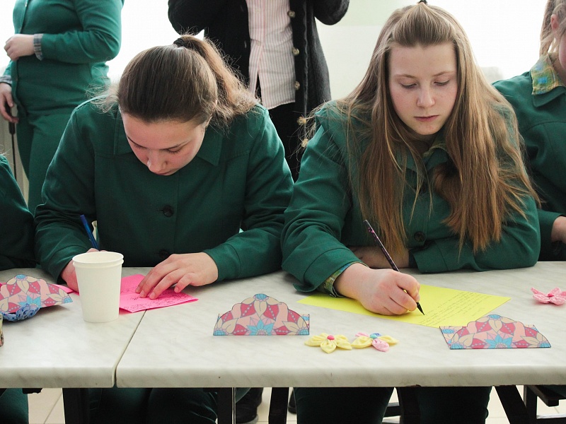 "Дарите женщинам цветы!"