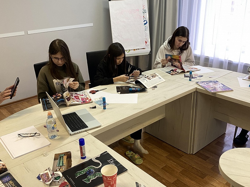 Дети рассуждают о стиле и создают коллаж настроения
